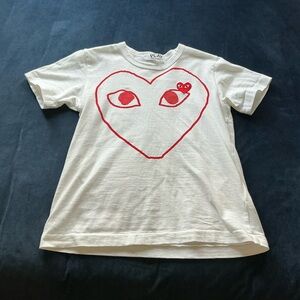 Comme de Garçon PLAY WHITE T-SHIRT WITH‎ RED OUTLINE HEART
